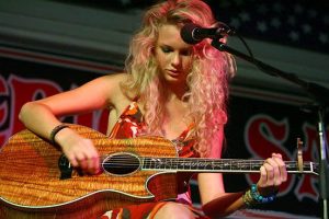 Taylor Swift – a történetmesélő mosolya