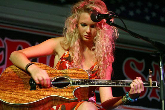 Taylor Swift – a történetmesélő mosolya