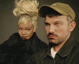 RIHANNA EGY MAGYAR FOTÓS VILÁGÁBA LÉPETT – SZILVESZTER MAKÓ KÉPEIN ÚJ ARCÁT MUTATTA MEG
