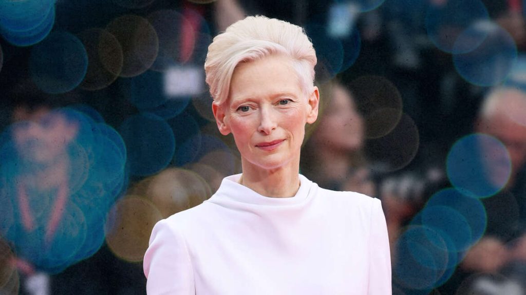 TILDA SWINTON VISSZATÉR – A FILMVÁSZON IKONJA ÚJRA SZÍNPADON