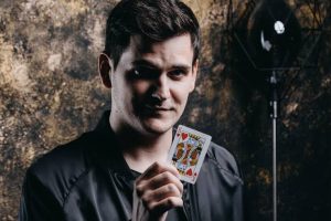 KISS V. BALÁZS – A BŰVÉSZET IS MŰVÉSZET, A TITOK PEDIG MŰVÉSZET