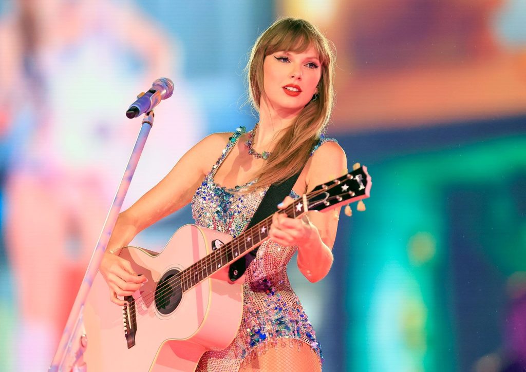 TAYLOR SWIFT – A NŐ, AKI SAJÁT SZABÁLYAI SZERINT ÍRJA A POPTÖRTÉNELMET