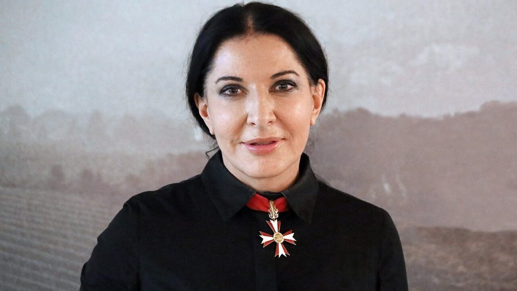 MARINA ABRAMOVIĆ – ISMERTED ŐT? TUDOD, MITŐL LETT A VILÁG EGYIK LEGISMERTEBB MŰVÉSZE?